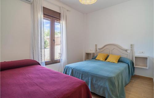 een slaapkamer met 2 bedden en een raam bij Stunning Home In Periana With Swimming Pool in Periana