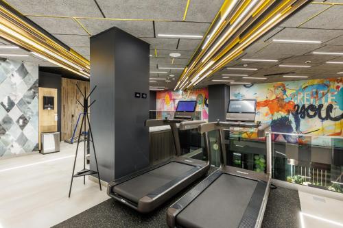 an office with a gym with a treadmill at Mava Apartamente in Constanţa