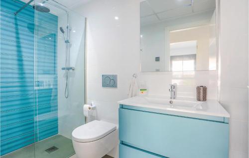 een badkamer met een toilet, een wastafel en een douche bij Nice Apartment In Pilar De La Horadada With Jacuzzi in Pilar de la Horadada