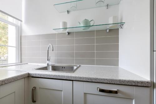 Virtuvė arba virtuvėlė apgyvendinimo įstaigoje Cozy and bright 1 bedroom apt in Knightsbridge