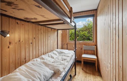 Ce lit se trouve dans une chambre en bois dotée d'une fenêtre. dans l'établissement 2 Bedroom Beautiful Home In Sydals, à Skovby