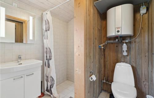 La salle de bains est pourvue de toilettes et d'un lavabo. dans l'établissement 2 Bedroom Beautiful Home In Sydals, à Skovby