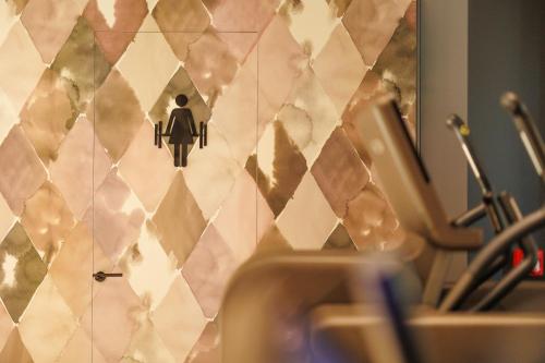 a bathroom with a wall with a mirror and a sink at Mava Apartamente in Constanţa