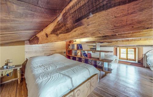 1 dormitorio con 2 camas y techo de madera en Cozy Home In Les Fosses With Kitchen en Les Fosses