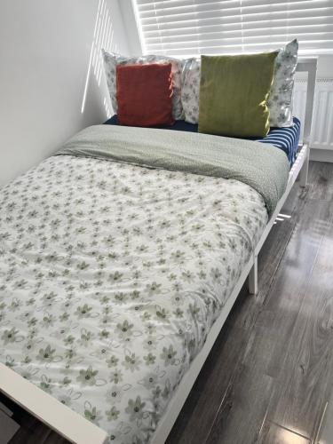 Postel nebo postele na pokoji v ubytování Modern Comfy One Bed Apartment - Free Parking