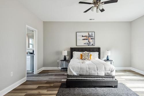 um quarto com uma cama e uma ventoinha de tecto em Suite Serenity 12Min from Uptown & Spectrum Ctr em Charlotte