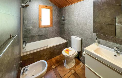 Et badeværelse på Nice Home In Sant Cebri De Vallalt With Wifi