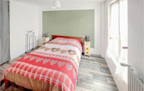 1 dormitorio con 1 cama con manta roja en Cozy Home In Loubign With Kitchenette, 