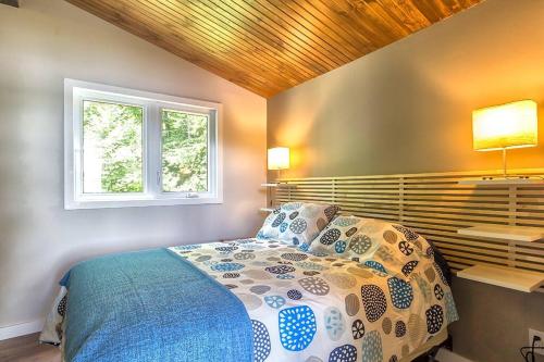 a bedroom with a bed and a window at Nordika Lac St Pierre No. PERMIS CITQ: 298304 in Val des Monts