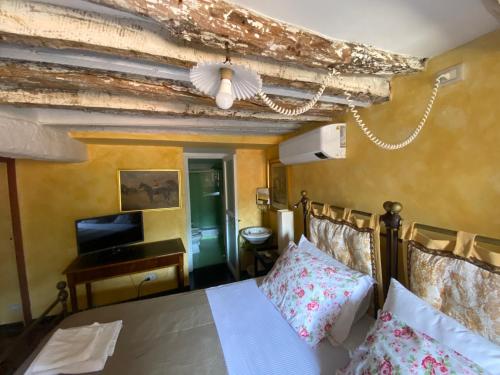 a bedroom with a bed and a piano at A o Soâ B&B in Savignone