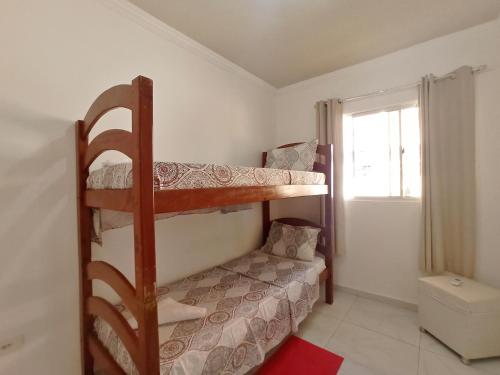 sypialnia z 2 łóżkami piętrowymi i kanapą w obiekcie Residencial Family House - CENTRO - Próximo à Praia w mieście São José da Coroa Grande