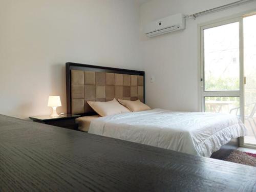 Кровать или кровати в номере Luxury King Bed with garden-Zayed Families only