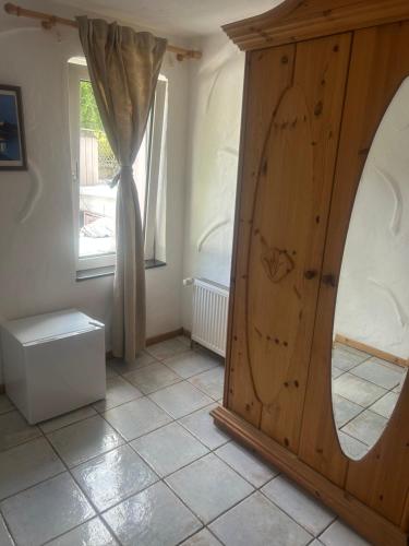 ジーゲンにあるGasthof zur Postのサーフボード付きの木製ドアが備わる客室です。