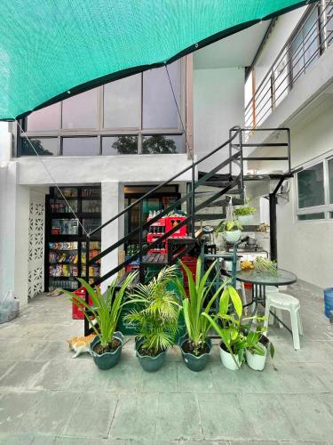 Un balcón o terraza en ASHBURN'S TRANSIENT Bauang La Union - BARKADA ROOM, LIMITED PARKING, SELF CHECK-IN, SELF SERVICE