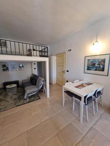 sala de estar con mesa y sofá en Appartamento Porto Frailis, en Tortolì