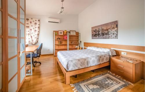 um quarto com uma cama e uma secretária em Cozy Home In Sangonera La Verde With Kitchen em Sangonera la Verde