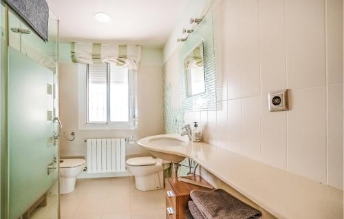 a white bathroom with a sink and a toilet at Cozy Home In Sangonera La Verde With Kitchen in Sangonera la Verde