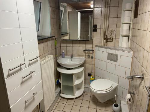 a small bathroom with a toilet and a sink at Monteur & Geschäftsreisen Stay in Günsterode