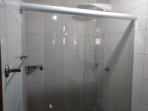 eine Dusche mit Glastür im Badezimmer in der Unterkunft Casinha Sossego na Praia in Caraguatatuba