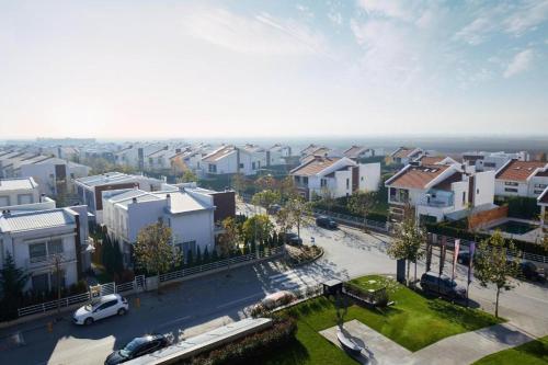 eine Luftansicht einer Stadt mit Häusern und Autos in der Unterkunft Marigona Residence Luxury Villa in Pristina