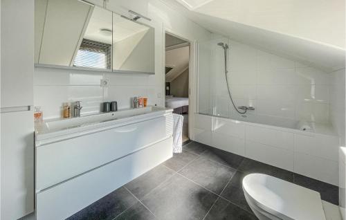 ein Badezimmer mit einer Badewanne, einem WC und einem Waschbecken in der Unterkunft It Soal Waterpark-waterlelie I in Workum