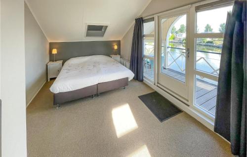 een slaapkamer met een bed en een groot raam bij It Soal Waterpark-waterlelie I in Workum