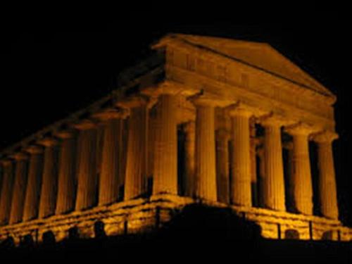 a building lit up at night at Appartamento Castel Sant'Angelo in Licata