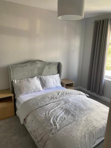 1 dormitorio con cama y ventana en Huddersfield 2 bedroom house en Huddersfield
