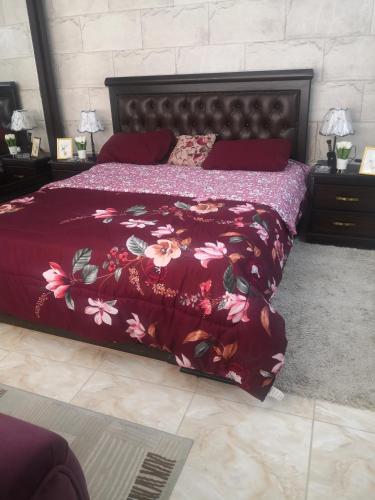 Postel nebo postele na pokoji v ubytování White tulips apartment الزنبقة البيضاء