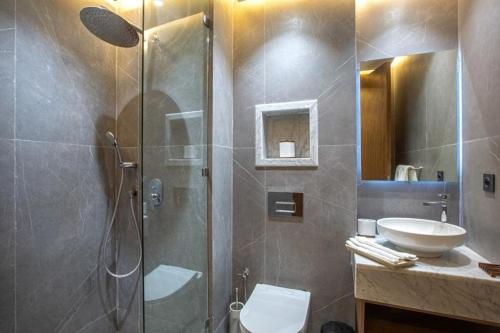 y baño con ducha, aseo y lavamanos. en Luxury apartment in center Of Marrakech City, en Marrakech