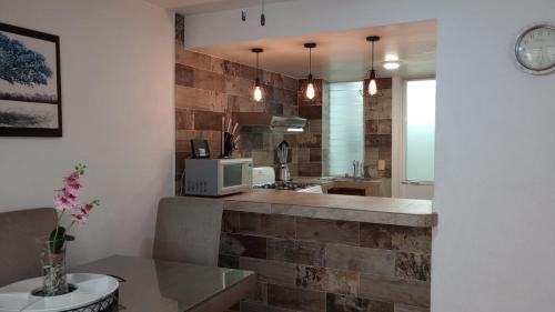 una cocina con encimera y microondas. en Casa en Renta, RESIDENCIAL OASIS 1,DE XOCHITEPEC, MORELOS. en Xochitepec