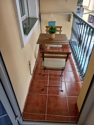 マラガにあるVilla Placidiaのテーブルと椅子、バルコニー(階段付)