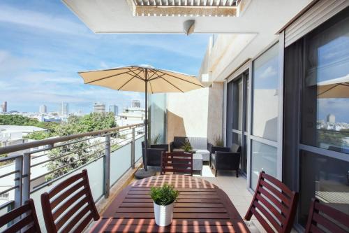 Splendor 2-BR in Melchet by HolyGuest