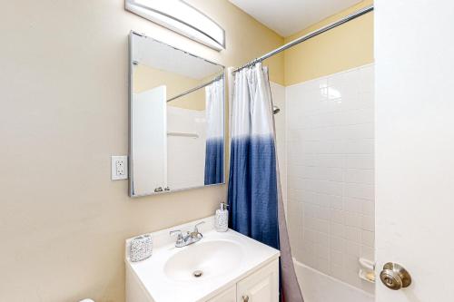 un baño con lavabo y espejo en Crawford Street Home, en Lakeland
