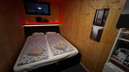 Postel nebo postele na pokoji v ubytování tiny house BARACZEK Brno-Jundrov, ulice Veslařská