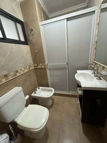 a bathroom with a toilet and a sink at TempoExtra in Corrientes