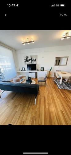Horizons في فيسنتي لوبيز: غرفة معيشة مع أريكة وأرضيات خشبية