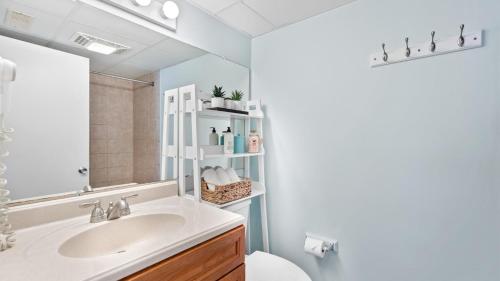 La salle de bains est pourvue d'un lavabo et d'un miroir. dans l'établissement Ocean Time, à Ocean City
