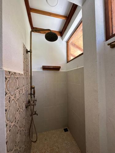 Koupelna v ubytování Dhoani Inn