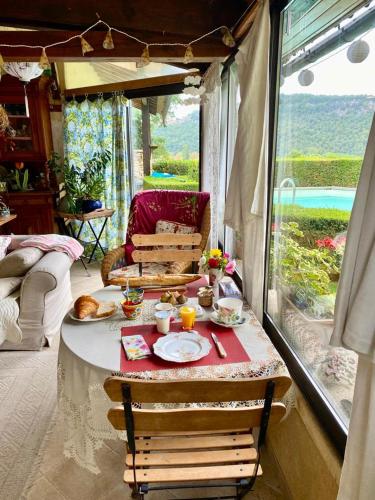une salle à manger avec une table et une vue sur l'océan dans l'établissement Maison Chaumont, à Vézac
