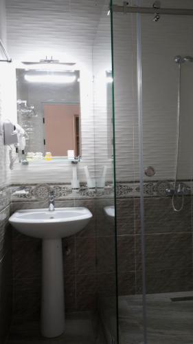 Ένα μπάνιο στο Hotel Shosh Modern