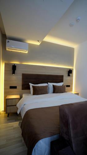 Ένα ή περισσότερα κρεβάτια σε δωμάτιο στο Hotel Shosh Modern