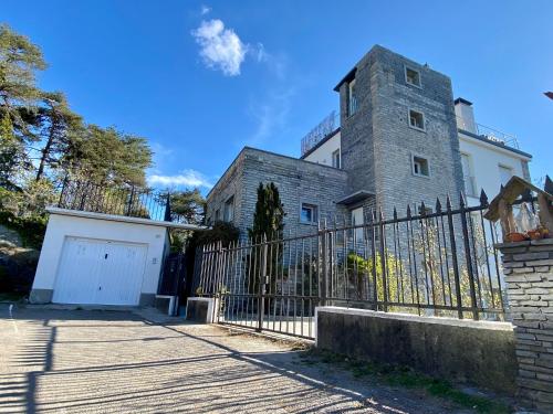un grande edificio con cancello e recinzione di Penthouse - Villa Cardano a Como