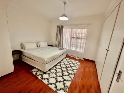 sypialnia z łóżkiem, oknem i dywanem w obiekcie Mont Pelaan 40 w mieście Newcastle