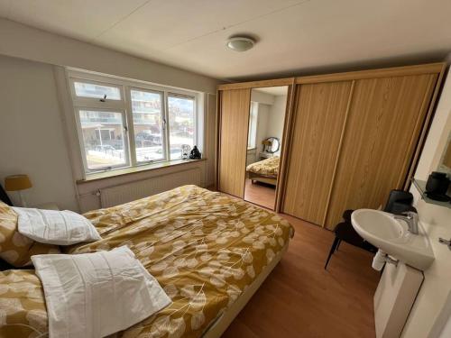 Postel nebo postele na pokoji v ubytování Ruime vakantiewoning aan de Kust 48, op 50m van Strand!