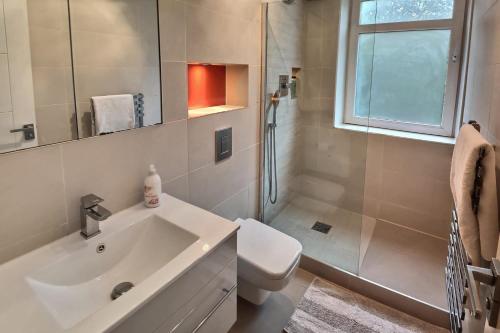 a bathroom with a sink and a toilet and a shower at Regents Park Area in London