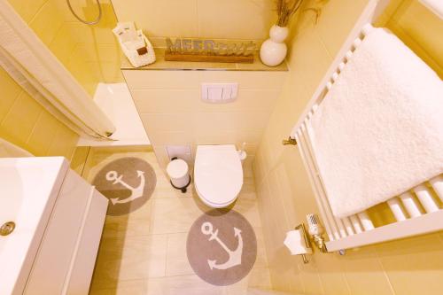 - une salle de bains avec toilettes dans l'établissement CBlue: Küstenzauber barrierefrei mit Balkon, à Heiligenhafen