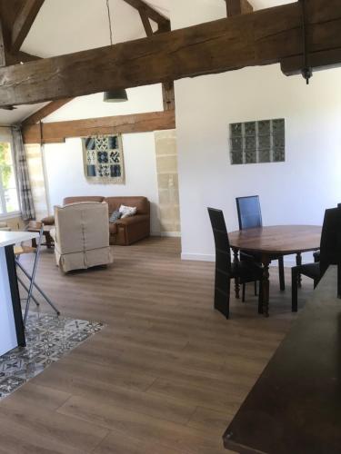 Photo de la galerie de l'établissement Loft + 2 chambres château Gourdet, à Bourg