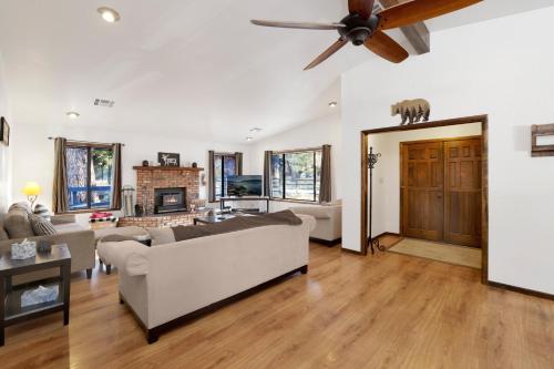 sala de estar con sofá y ventilador de techo en 2330-Maple Leaf Retreat chalet, en Big Bear City