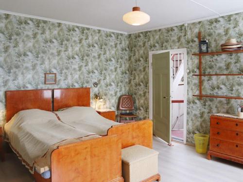 1 dormitorio con 1 cama, vestidor y puerta en Apartment Risør en Risør